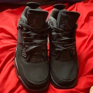 Black cats jordan 4